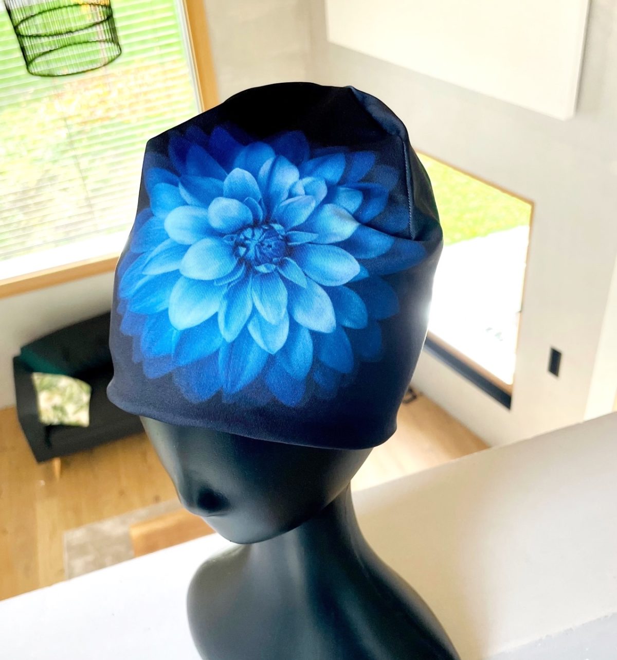 Bonnet fleur bleu, bonnet personnalisable, fleur, création suisse