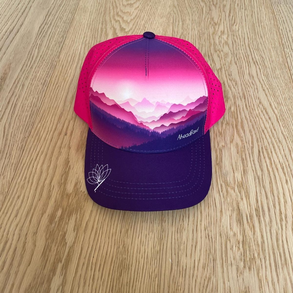 Casquette running Trucker, Inspirés par la nature, montagne, création suisse, Running au Bord du lac Léman, montagne et alpes, rose et violet