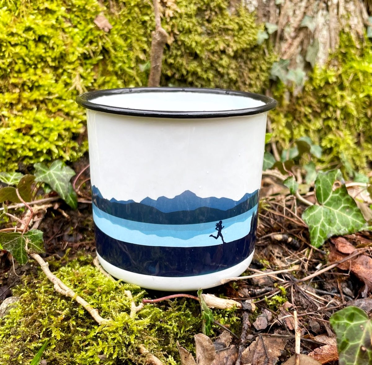 Mug émaillé, tasse émaillée , tasse céramique personnalisable, création suisse, montagne suisse, montagne française, fait à la main, handmade , swissmade, homemade- pour les activités extérieures. Course à pied, Trail running lac