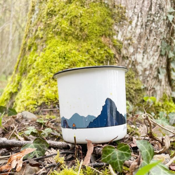 Mug émaillé ou céramique, tasse émaillée , tasse céramique personnalisable, création suisse, montagne suisse, montagne française, fait à la main, handmade , swissmade, homemade- pour les activités extérieures. Cervin , feu , camp, camping bleu