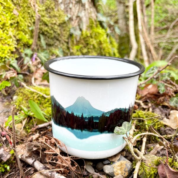 Mug émaillé, tasse émaillée , tasse céramique personnalisable, création suisse, montagne suisse, montagne française, fait à la main, handmade , swissmade, homemade- pour les activités extérieures. Moléson turquoise