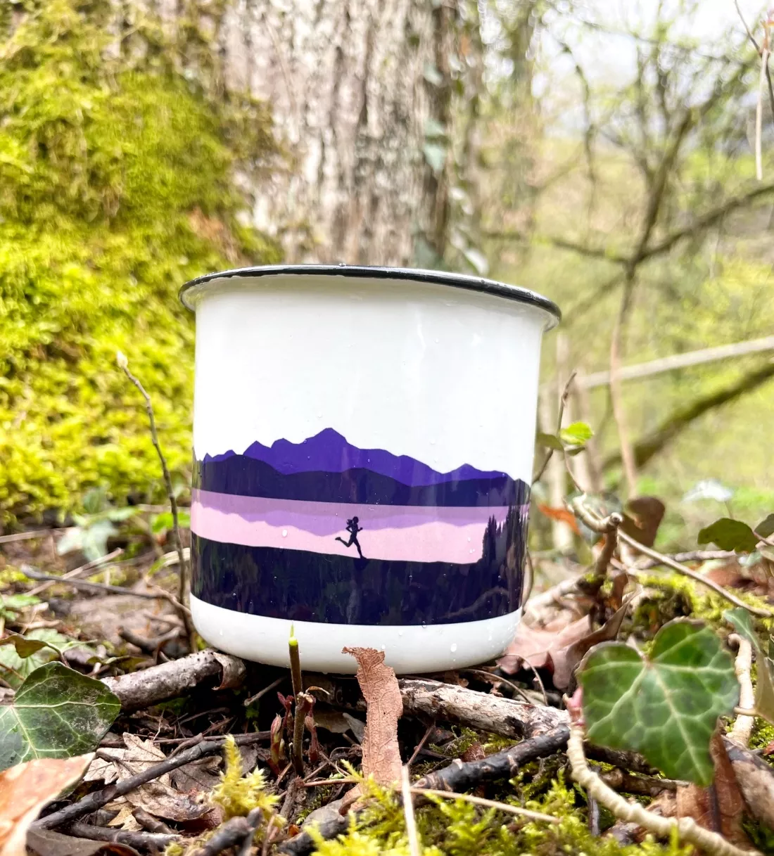 Mug émaillé, tasse émaillée , tasse céramique personnalisable, création suisse, montagne suisse, montagne française, fait à la main, handmade , swissmade, homemade- pour les activités extérieures. Course à pied, Trail running lac violet