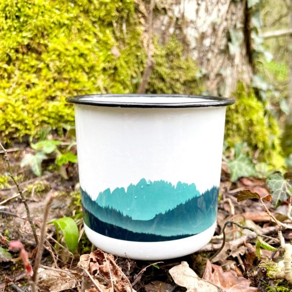 Mug émaillé, tasse émaillée , tasse céramique personnalisable, création suisse, montagne suisse, montagne française, fait à la main, handmade , swissmade, homemade- pour les activités extérieures. Mug gastlosen bleu