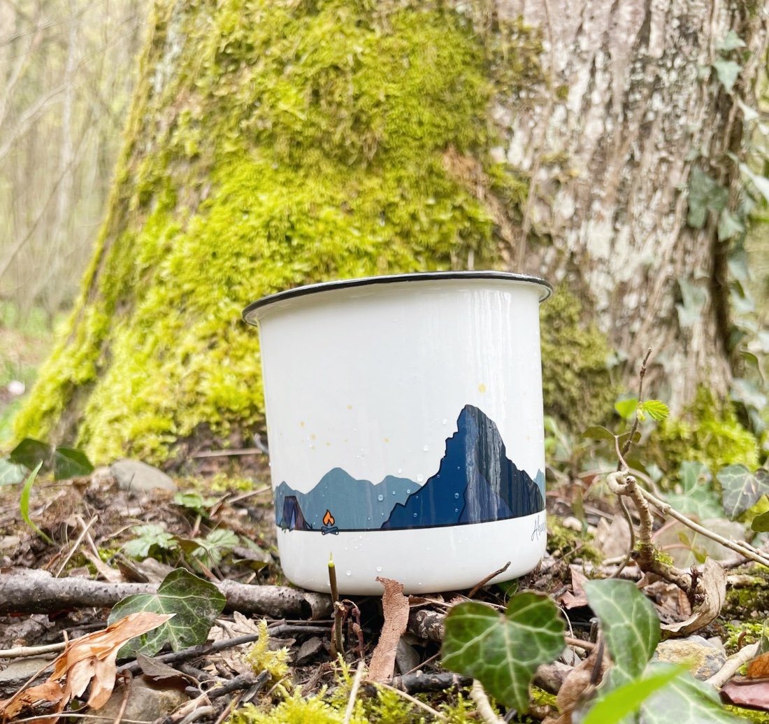 Mug émaillé ou céramique, tasse émaillée , tasse céramique personnalisable, création suisse, montagne suisse, montagne française, fait à la main, handmade , swissmade, homemade- pour les activités extérieures. Cervin , feu , camp, camping bleu