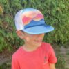 Casquette souple enfant course à pied et sport extérieur, casquette topographie, création suisse, Montagnes rose, création suisse, casquette Préalpes fribourgeoises