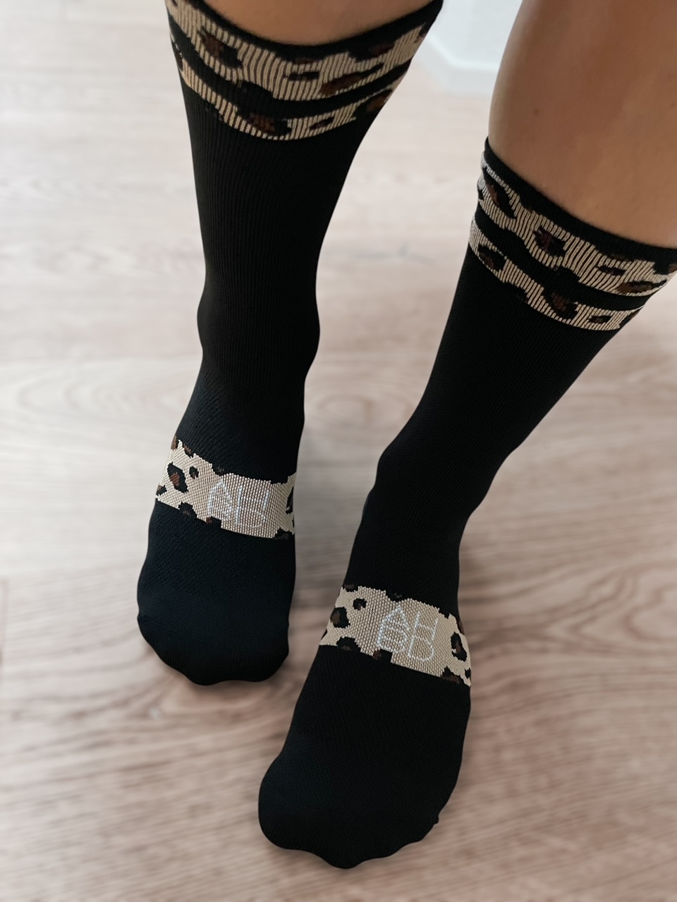 chaussettes de course à pied, chaussettes de sport chaussettes de vélo, chaussettes de running, montagne suisse, accessoires montagne, running socks, cycling socks, chaussettes léopard