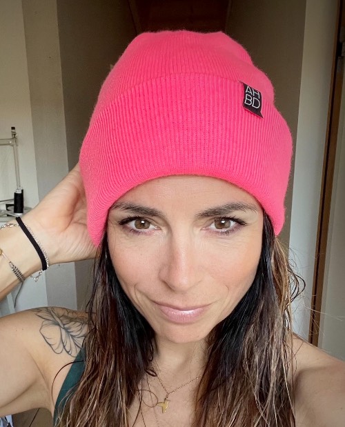 Bonnet douillet et élégant rose fluo